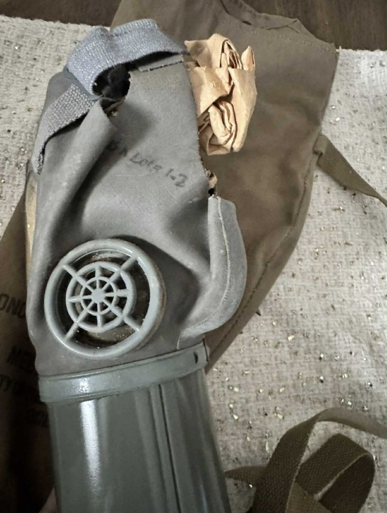 Vintage 1940's US Non-Combatant MIA2-1-1 Adult Gas Mask & Bag And Box Size Large