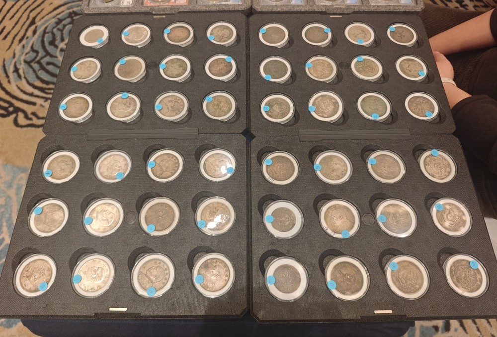 Storage Box / Protective Folder / Display Case with 24 Adjustable Coin Capsules