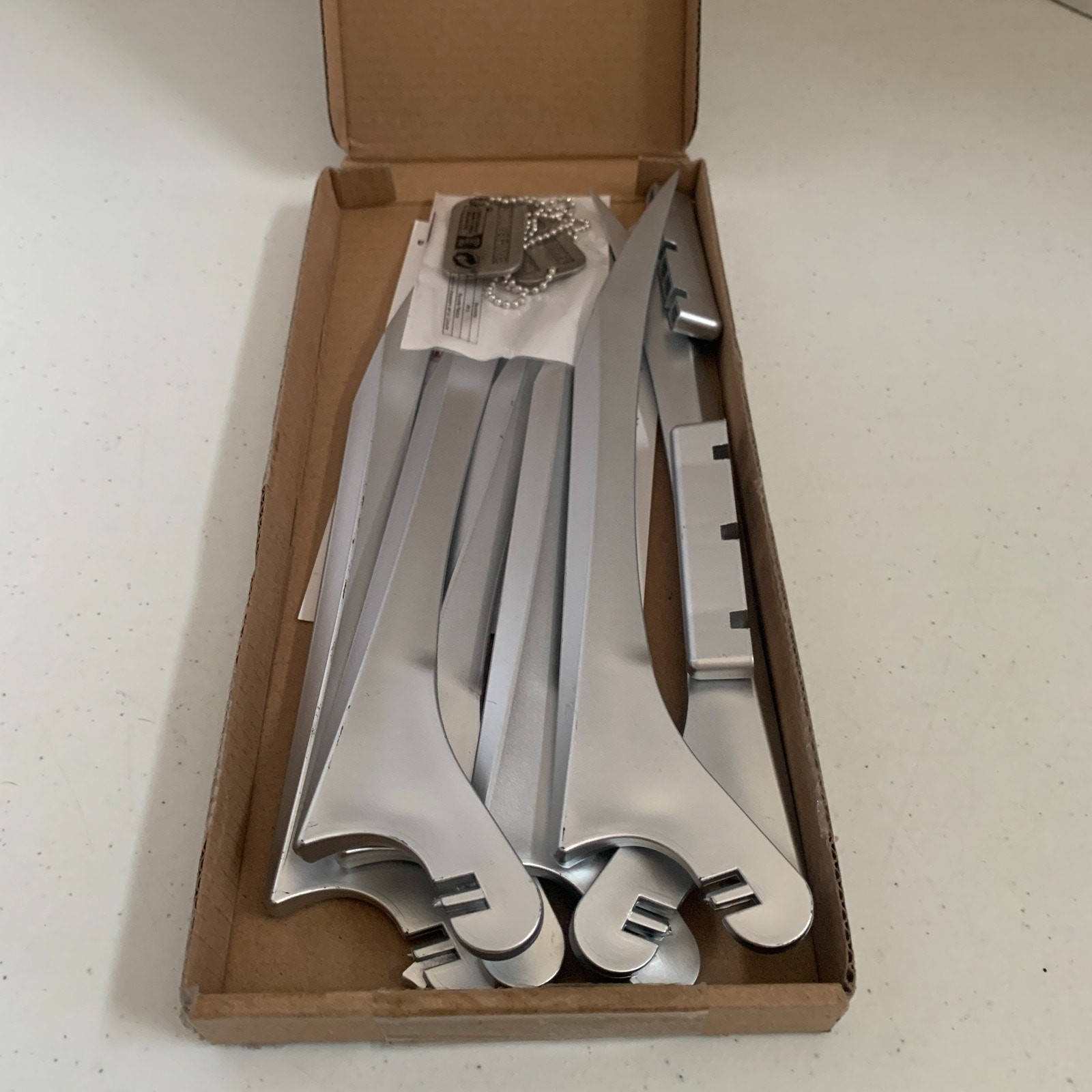 The Wolverine Claws With Dogtags Halloween Cosplay Realistic Plastic