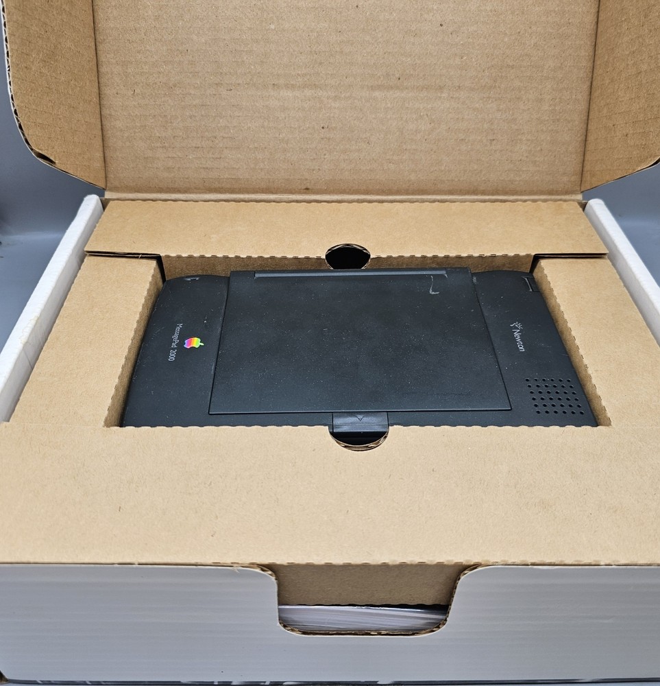 Newton/ Apple MessagePad 2000 Bundle in BOX ALL ORIGINAL Paperwork ACCESSORIES
