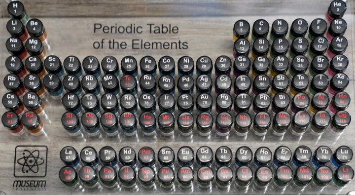 Periodic Table Elements Set 32 Samples Labeled Glass Vials including gram gold