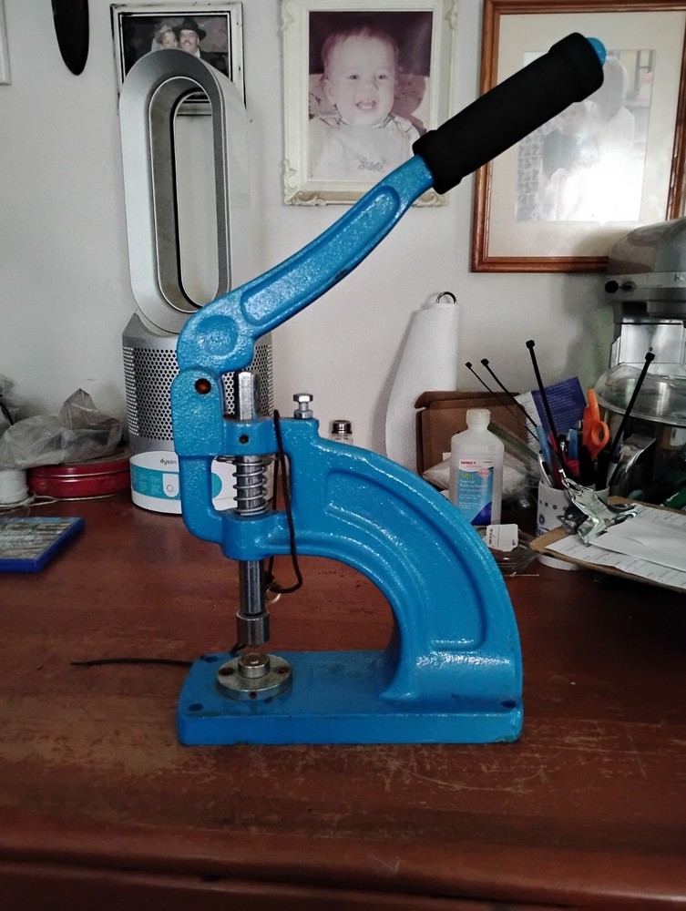 GEN II Grommet Machine Used  Applicable for Banners