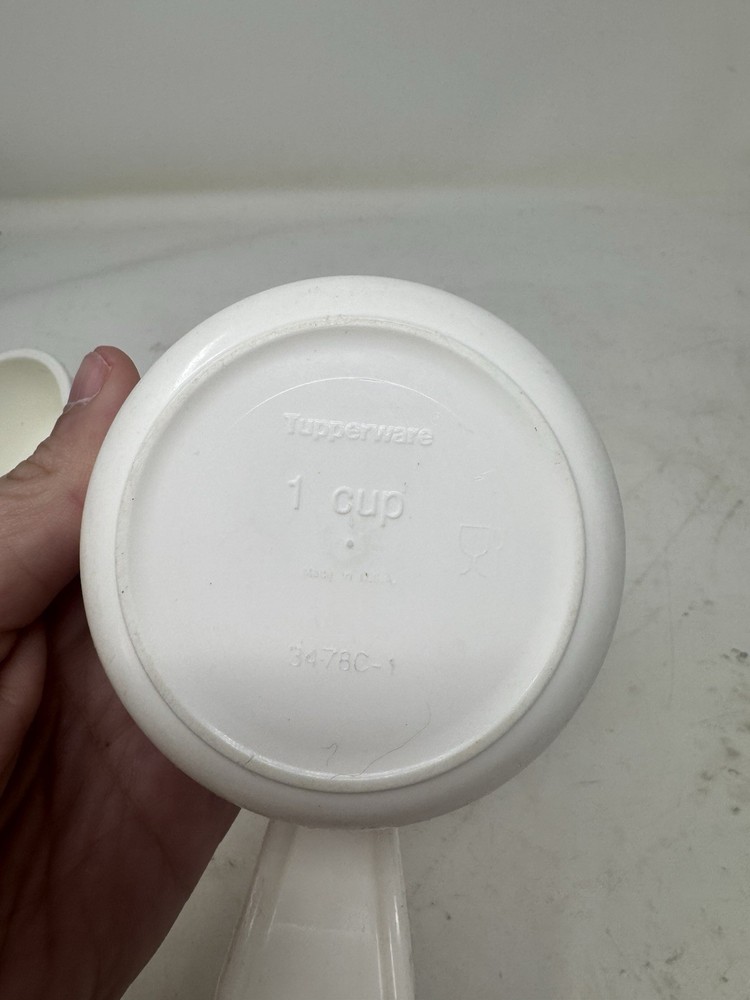 Tupperware Measuring Cups Set of 4 Stackable Curved Handle Double Spouts White