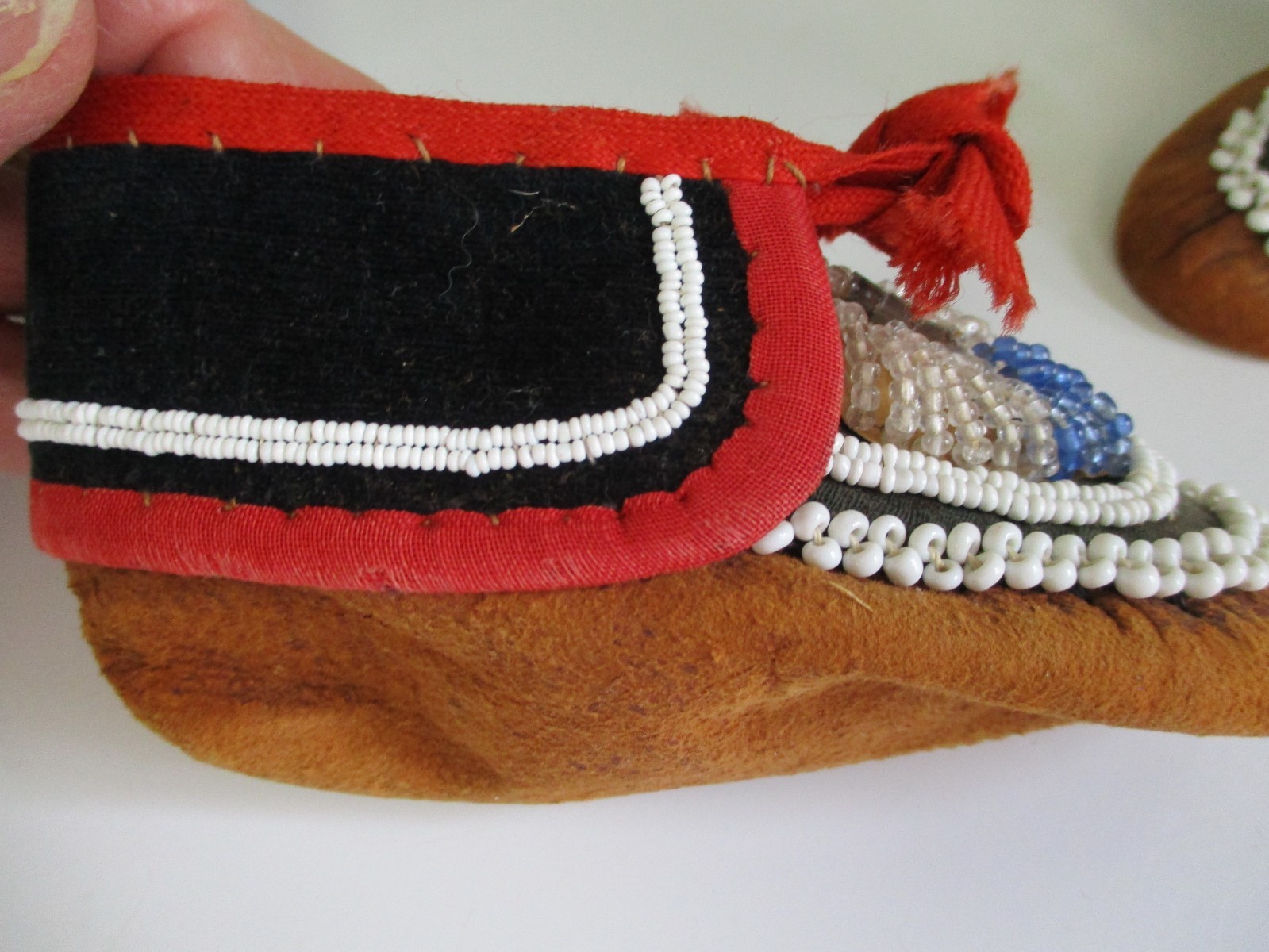 COLLECTIBLE NATIVE AMERICAN INDIAN BEADED CHILD's MOCCASINS