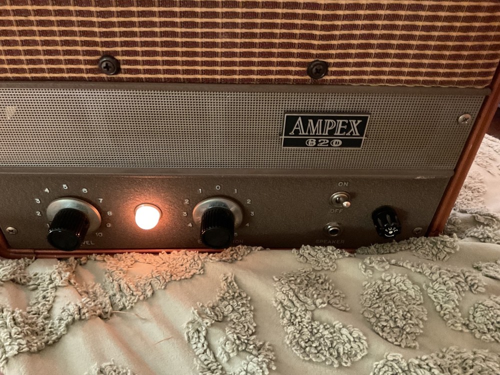 Vtg AMPEX 620 Amplifier Speaker in Case powers up not fully tested