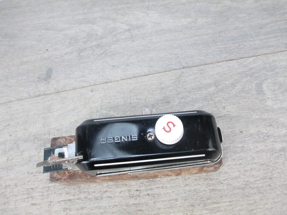 Singer 160506 Buttonholer Button Holer