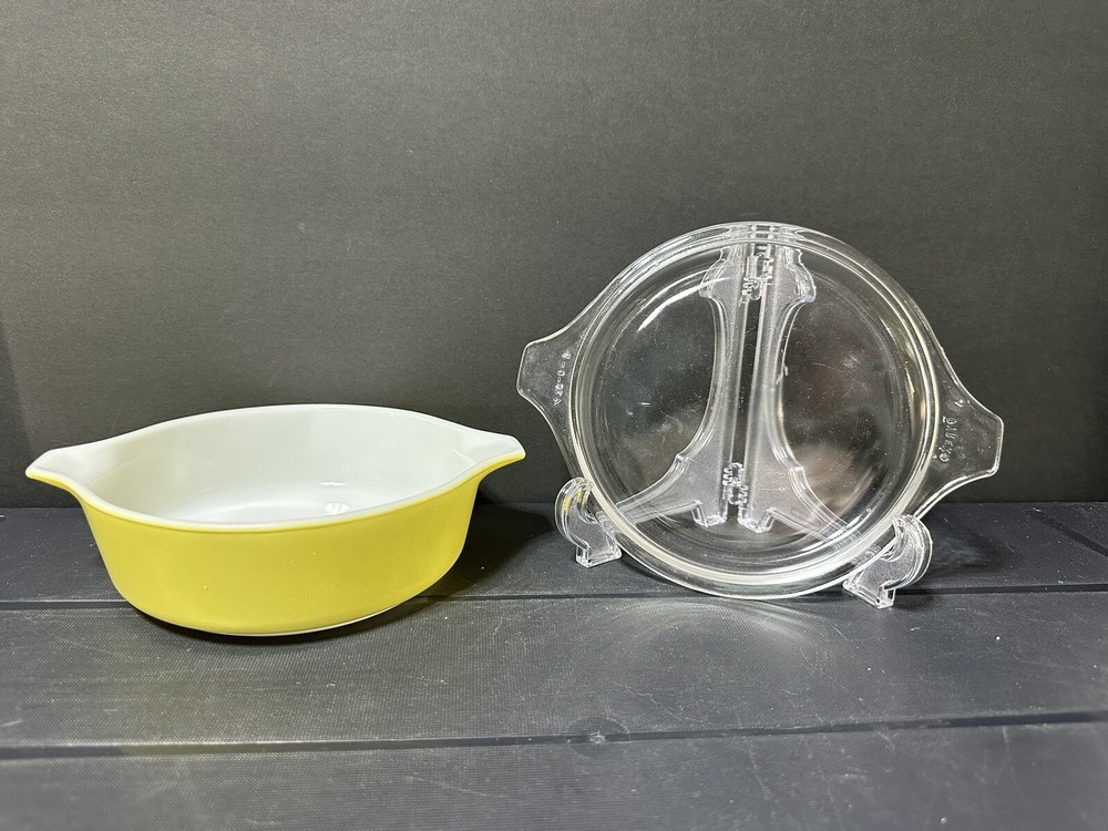 PYREX YELLOW Round Covered Casserole 451 with Lid (B058)
