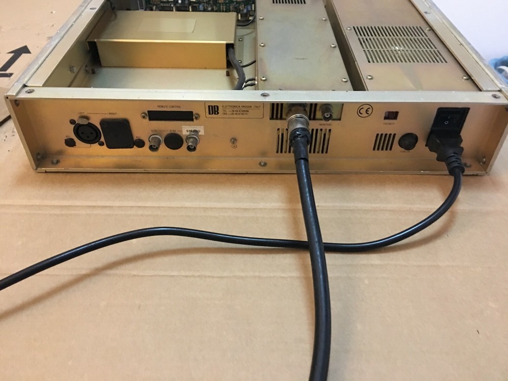 Broadcast Professional FM 1000 Watt - 88-108 Mhz - FM Transmitter DB OUT 1000w