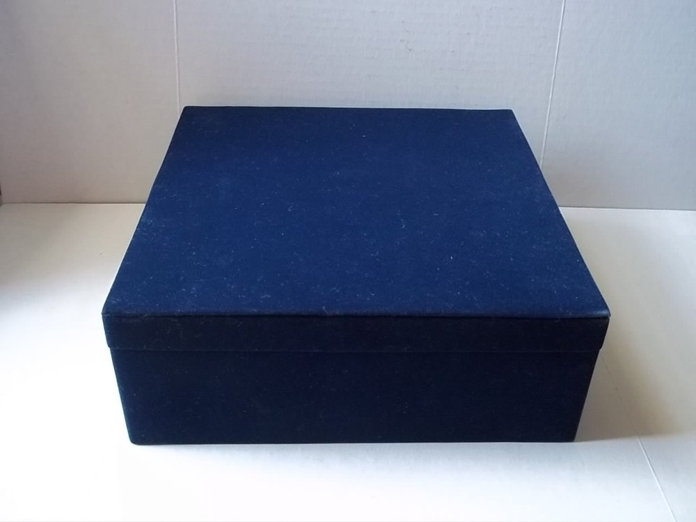 Wallace silverplate bowl in box. Pre-owned.