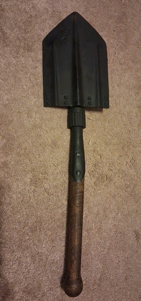 WW2 German Folding Entrenching Tool