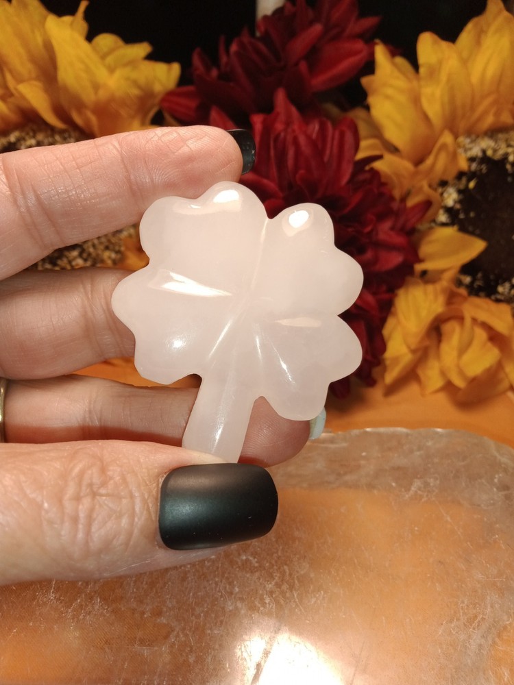 Mangano Calcite Clover, UV Reactive, 2" X 2"