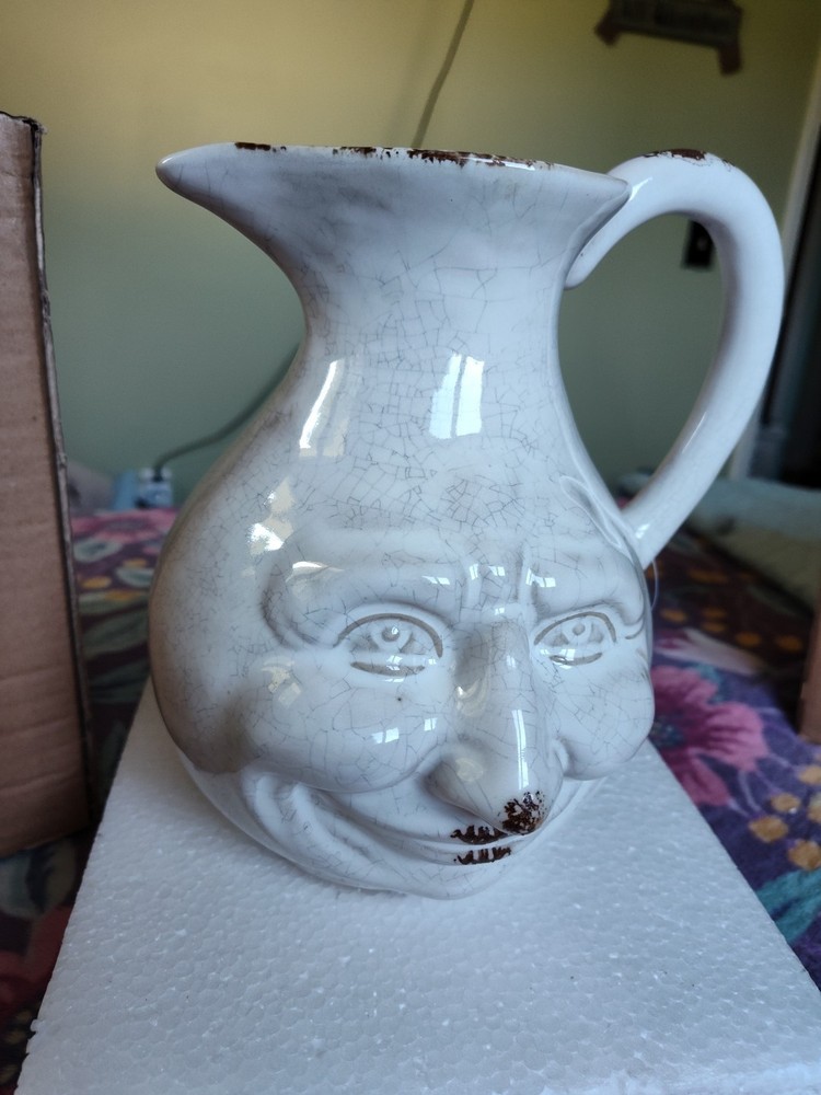 WHITE-FACED WATER POT SUPER CUTE