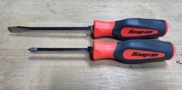 NEW Snap On 2pc PHILLIPS #2 Instinct & Flat Tip Instinct Hard Grip Screwdrivers