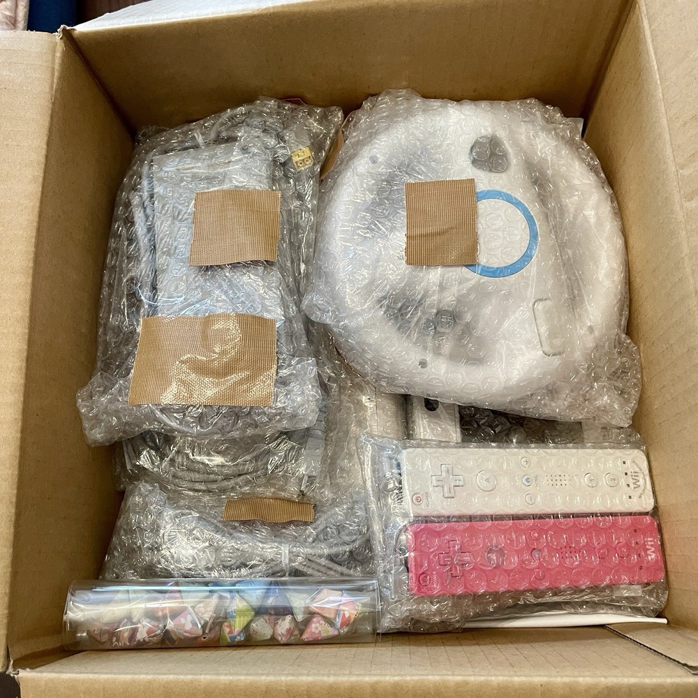 Nintendo WII U Bundle Set - Includes two handles and two controllers. Initialize