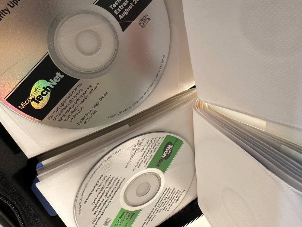 2 Microsoft Technet Plus CD Subscription Binder 76 Discs Early 2000s + Extras