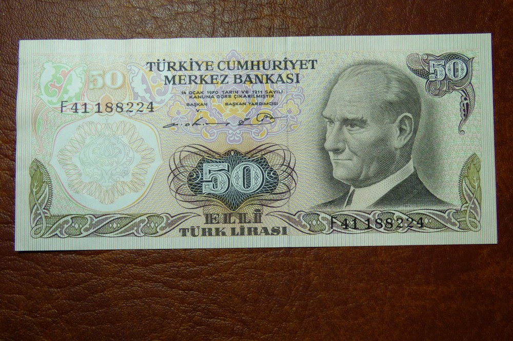 Turkish bank note. 100 Lirasi.