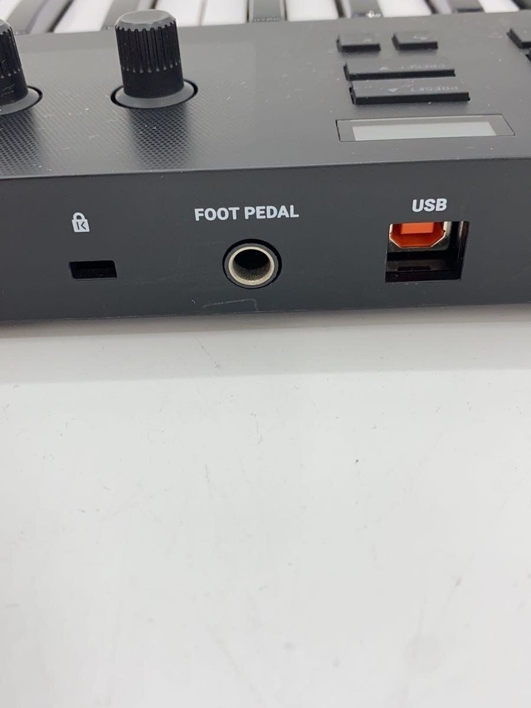 NATIVE INSTRUMENTS Synthesizer M32 Used