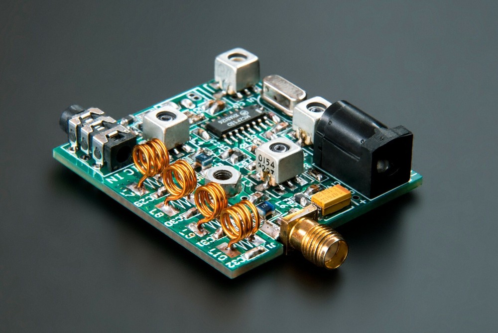 RF Transmitter FM 144 MHz TAFM2833 Low Spurs Alluminum Case [with Antenna]