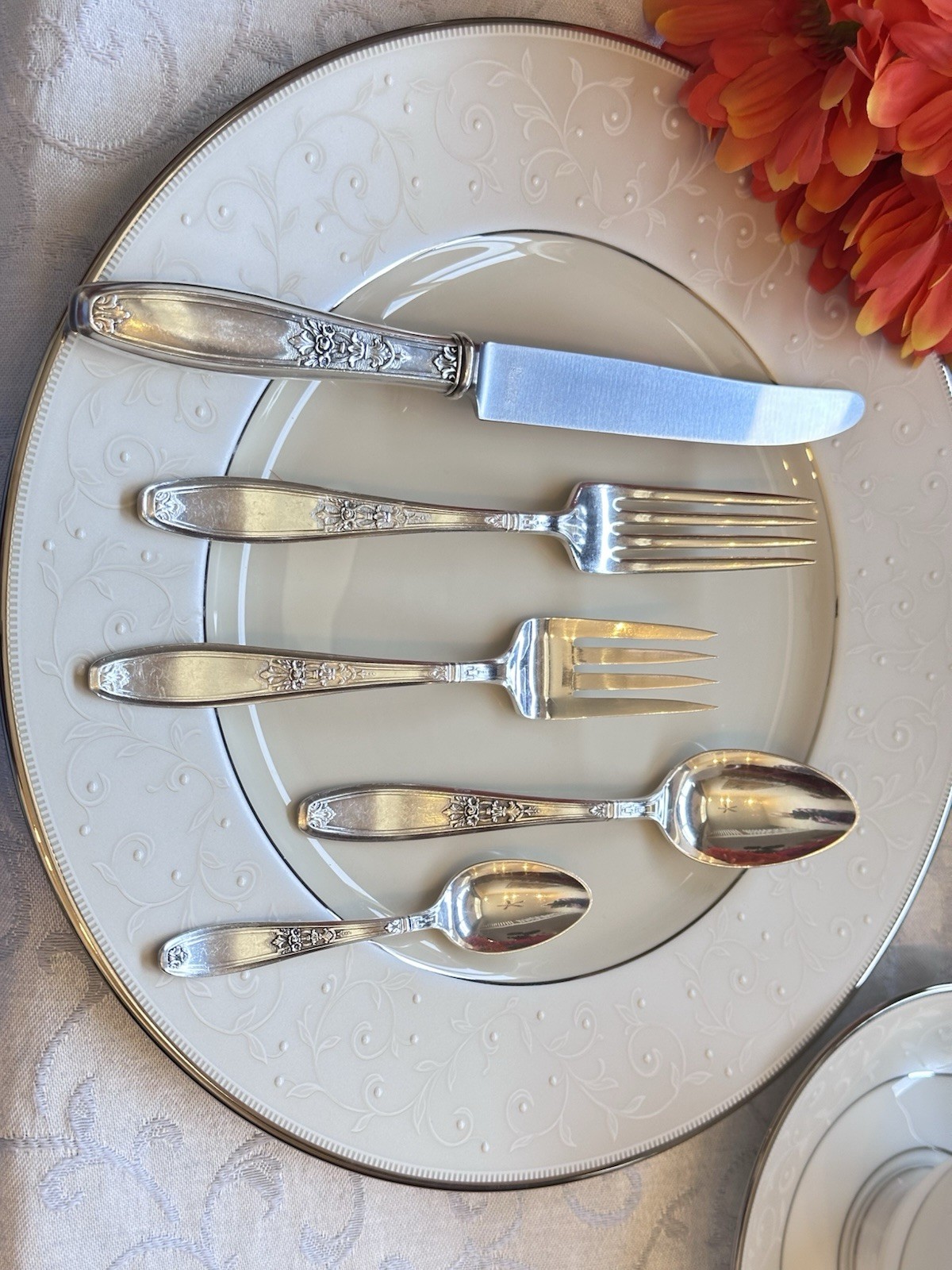 Stunning Well Maintained Art Noveau 1847 Rogers Ambassador Silverplate Set