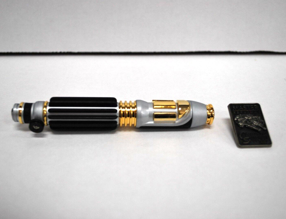 Star Wars Mace Windu Lightsaber & Pin Set (2006) Master Replicas Opened