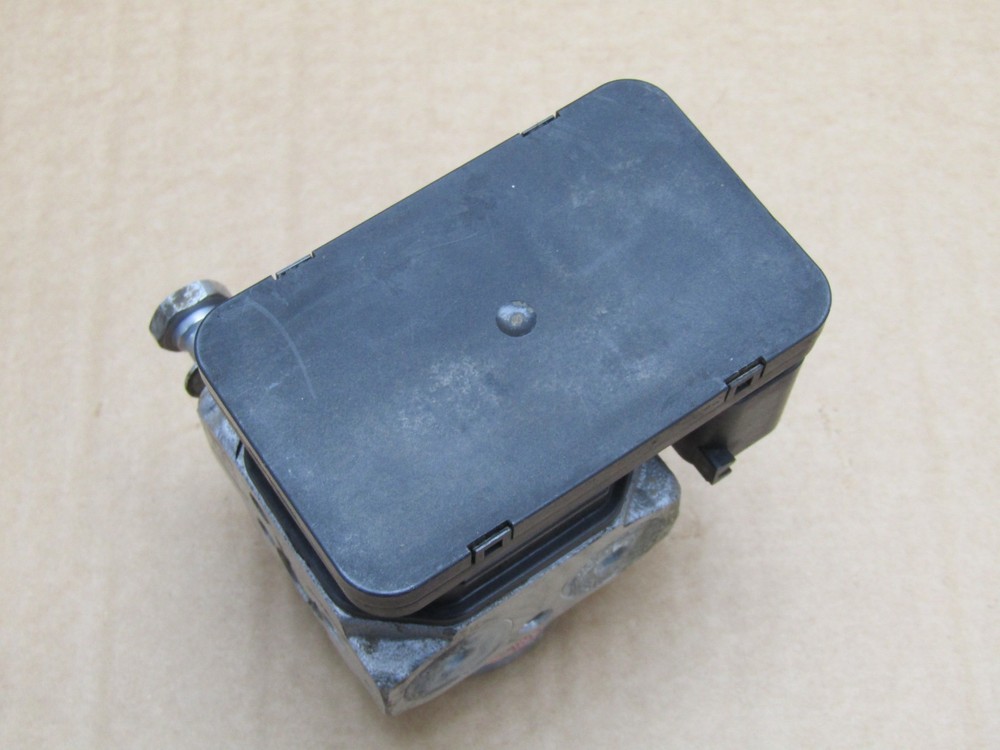 Triumph Trident 2021 4911 miles ABS pump (10127)