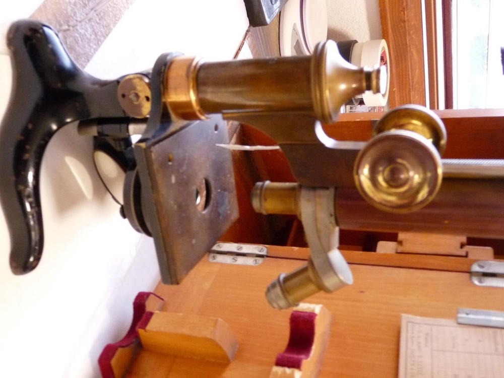 LEITZ MICROSCOPE 10 889