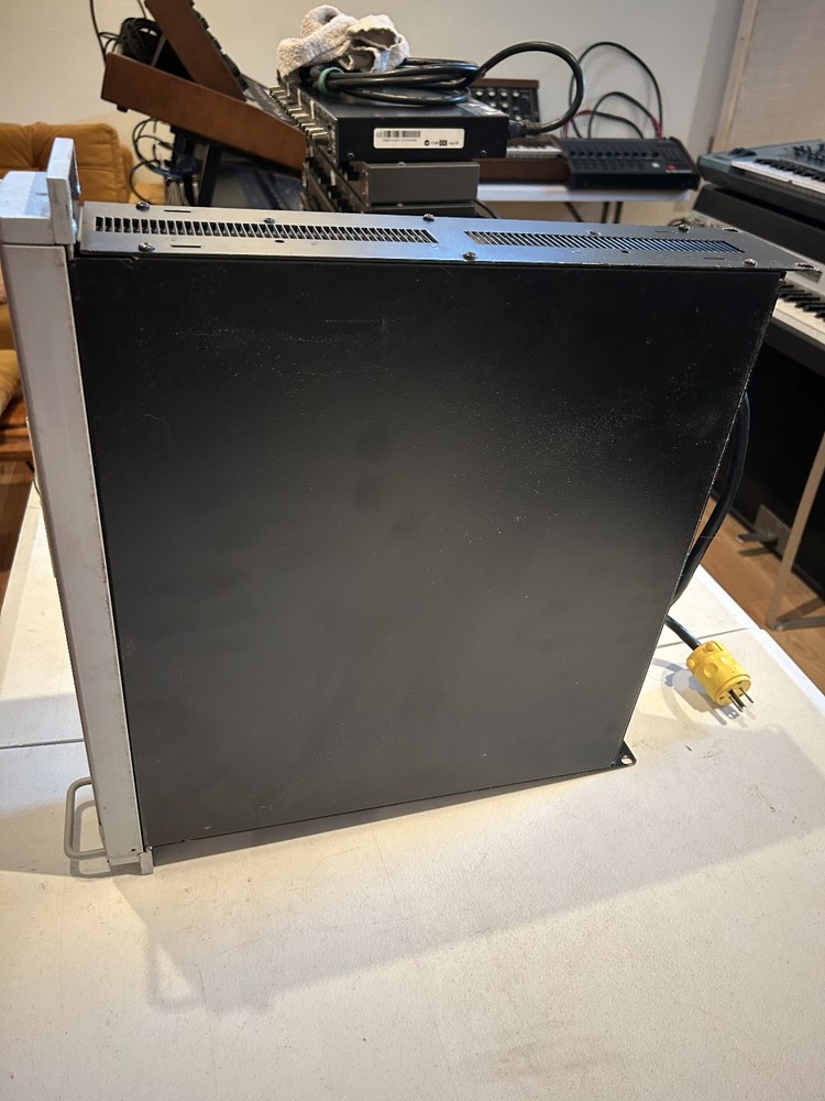 Crown Macro-Tech 1200 2-Channel Power Amplifier