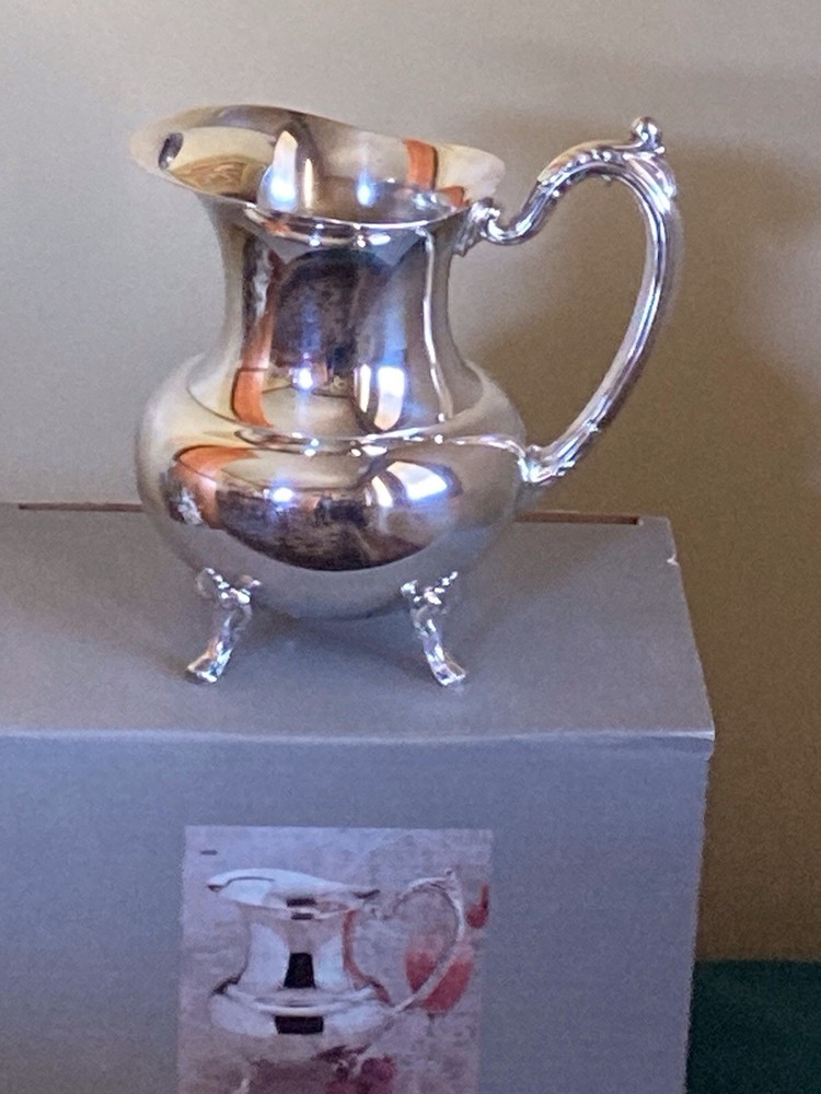 Oneida Georgian Scroll Beverage Pitcher 2 Quart