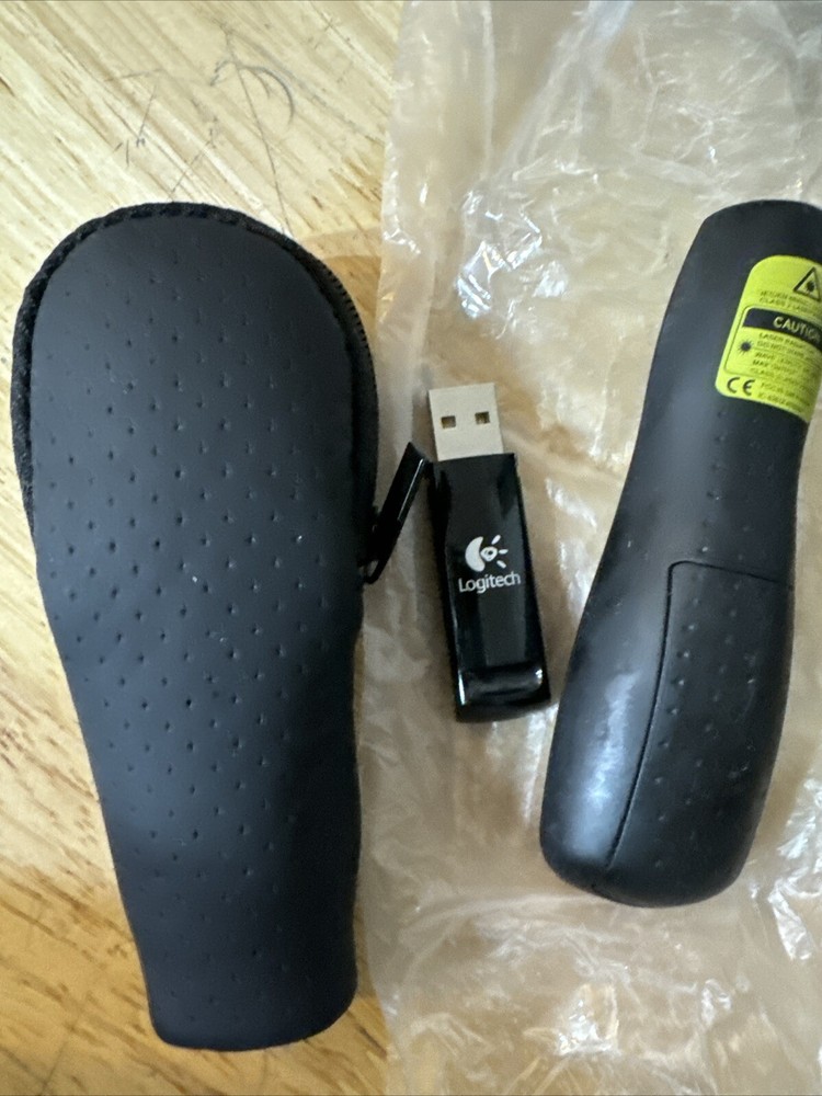 Logitech R400 Presenter Remote Control & Laser Pointer w/cover