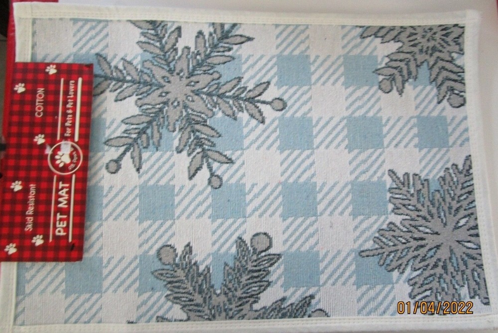 PET MAT.. SNOWFLAKE....SKID RESISTANT.. 13" X 19"