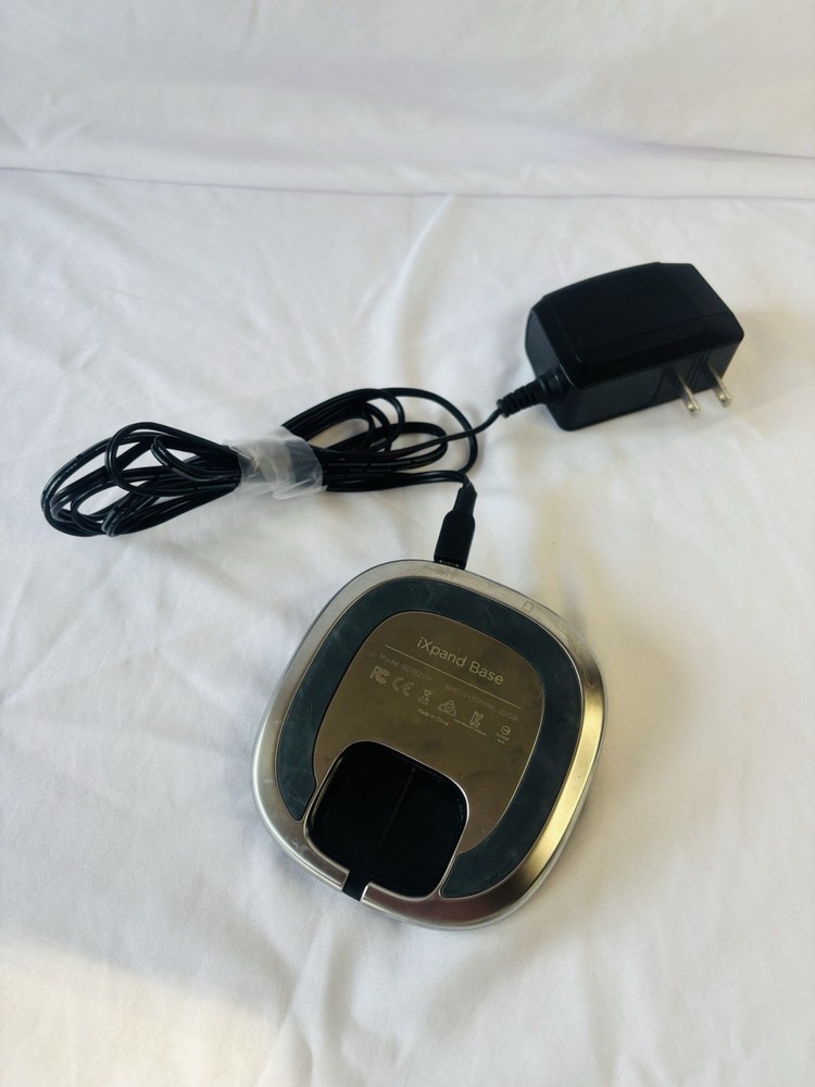 SanDisk iXpand Base, an automatic backup charger and base for iPhone