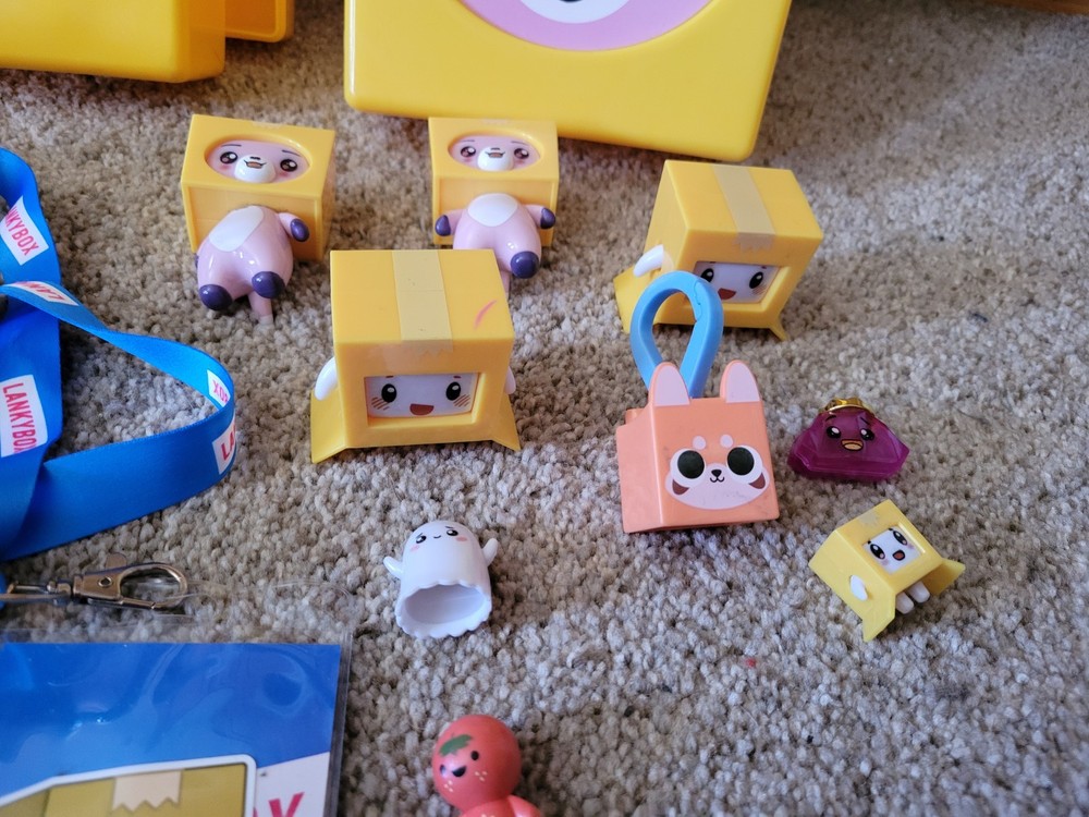 Lanky box 2 Mini Foxy mystery empty plastic boxes With Figures
