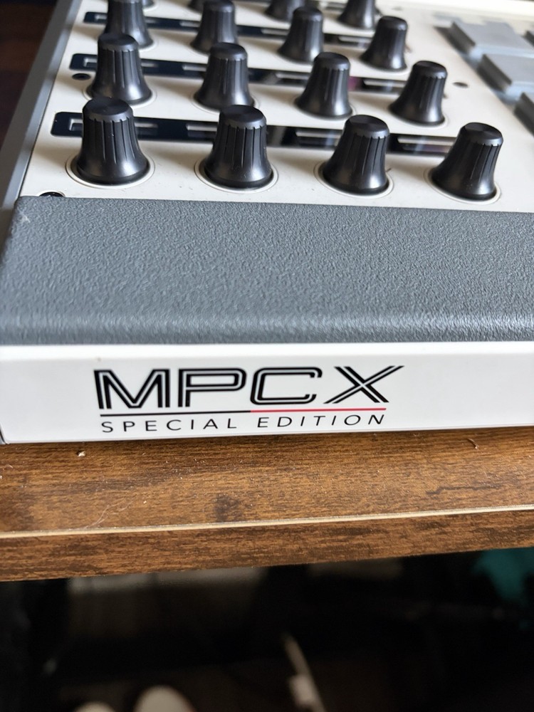 AKAI MPC X SE Professional Standalone Sampler & Sequencer Special edition