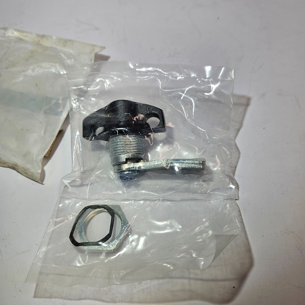 Sullair lockable 90 deg latch pad #02250131-747