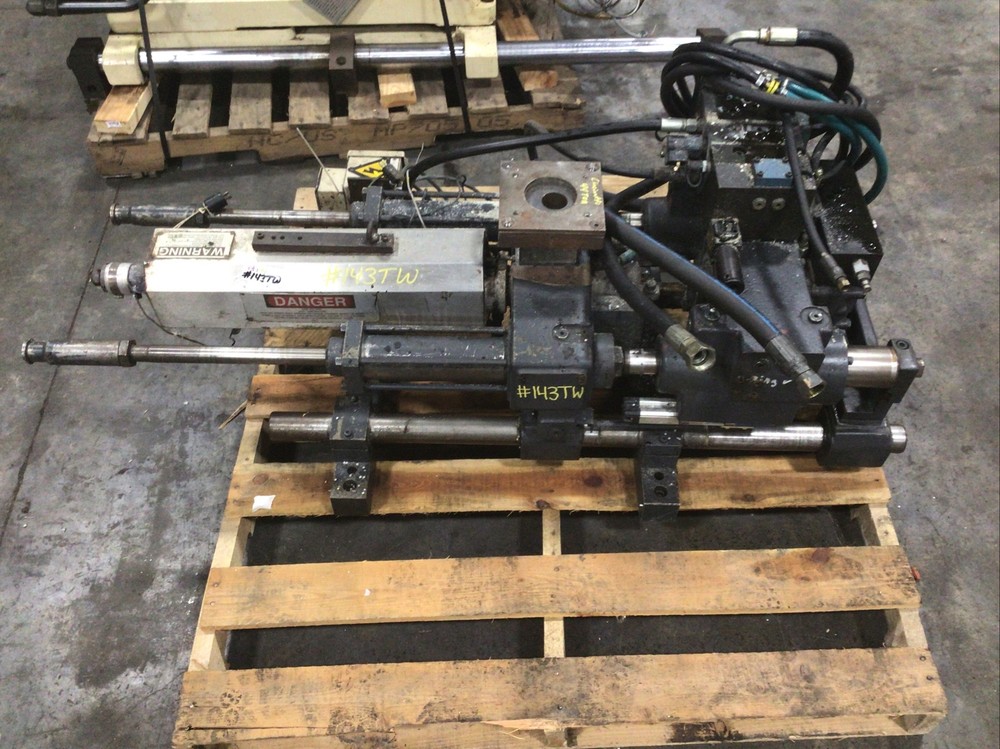 Injection Unit from 44 Ton Cincinnati Press. Molding Read description #143TWK100