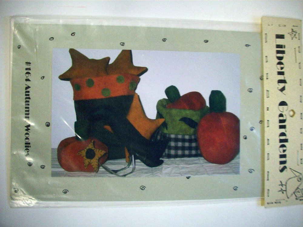Fall Halloween Crow pumpkin folk art wool embroidery pattern