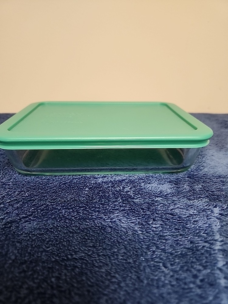Pyrex 3 Cup Dish With Green Lid 7210