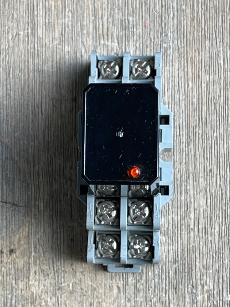 IDEC RBLB-0502L SOLID STATE RELAY 50VDC 8 PIN 2A WITH IDEC SH2B-05 SOCKET BASE