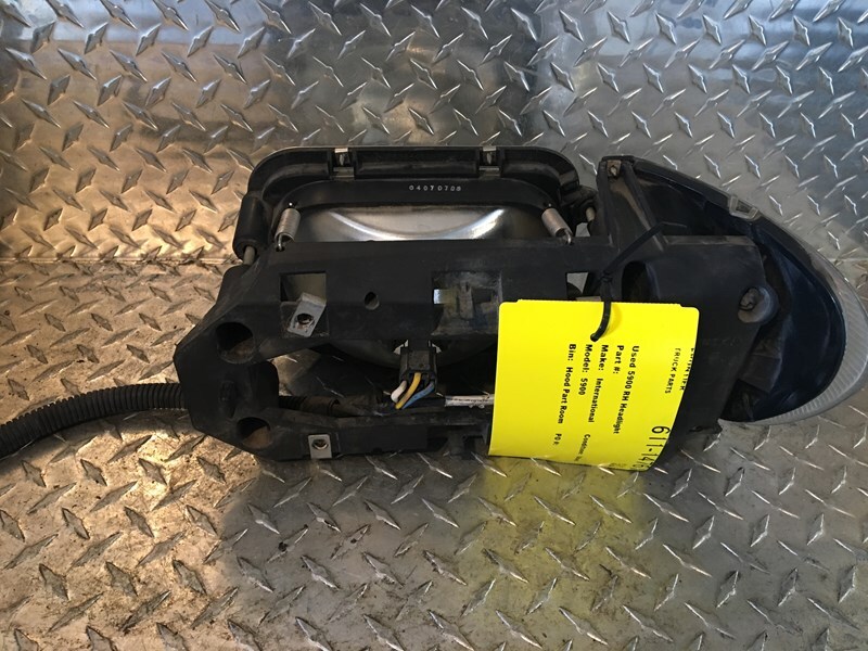 International 5900 Headlight (611-14761)