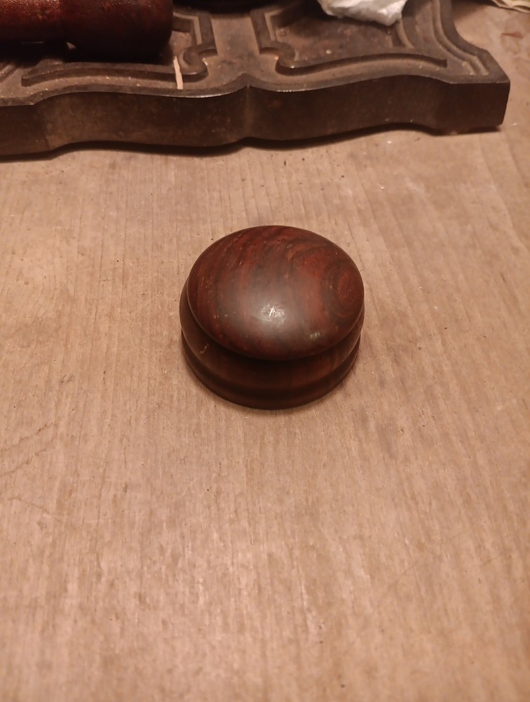 antique treenware Cover Snuff ??