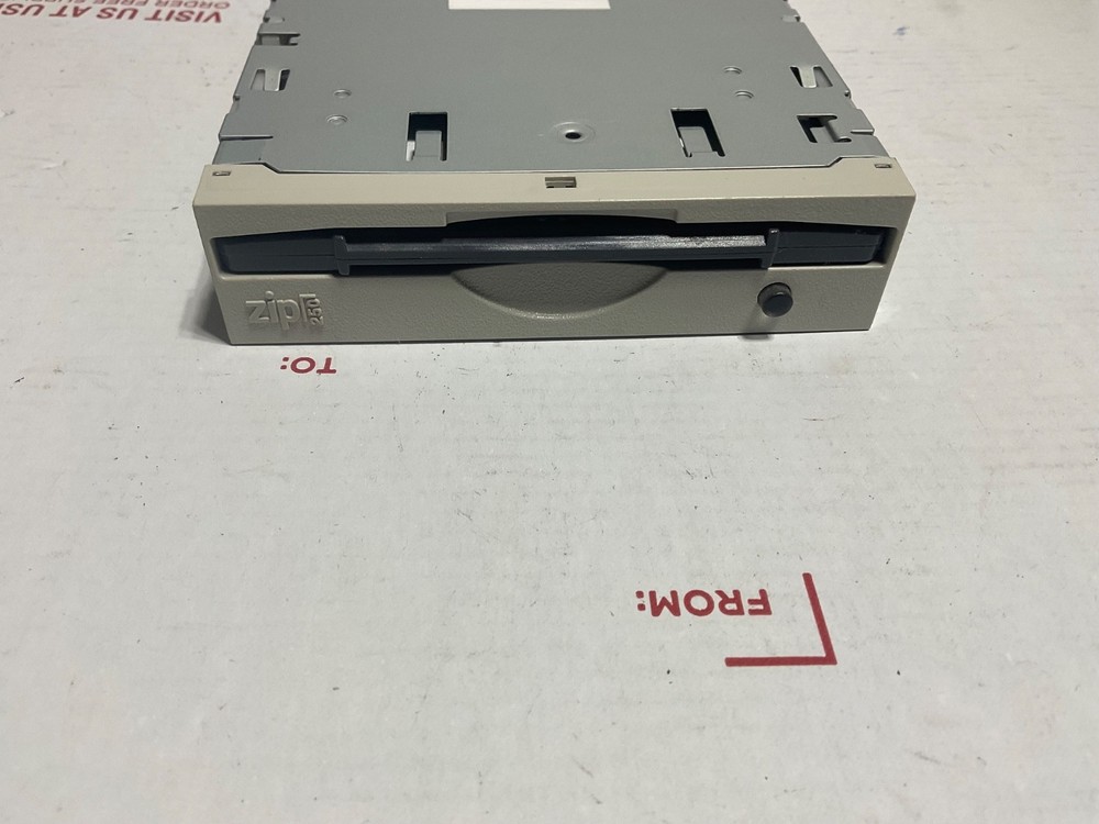 Iomega 250MB Zip Drive 3.5" Internal IDE Z250ATAPI - Untested