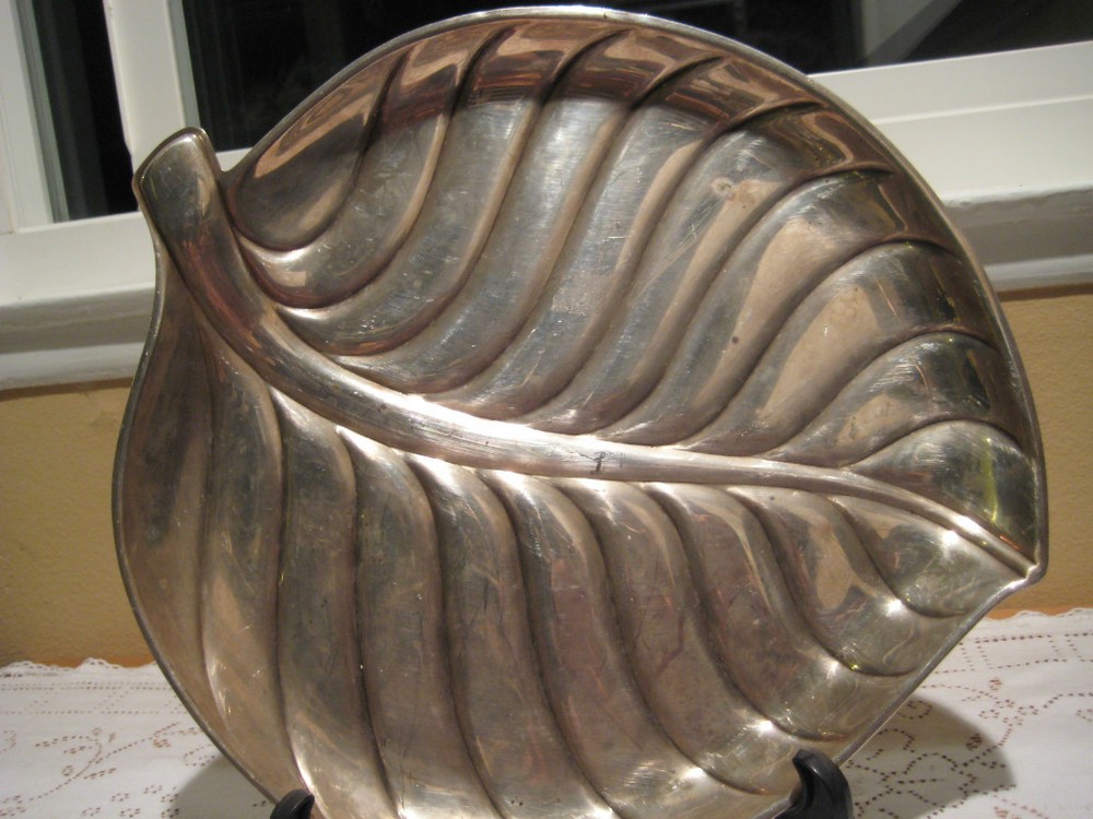 OLD INTERNATIONAL SILVER LEAF SHAPE SERVING PLATTER