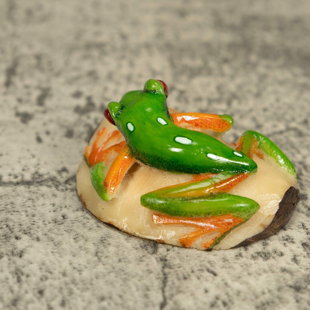 Red-Eye Tree Frog Tagua Carving