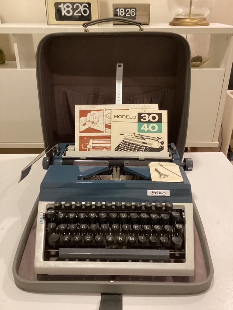 ERIKA 40 TYPEWRITER. SPACE AGE. CURSIVE FONT. MADE IN EASTERN GERMANY. 1970