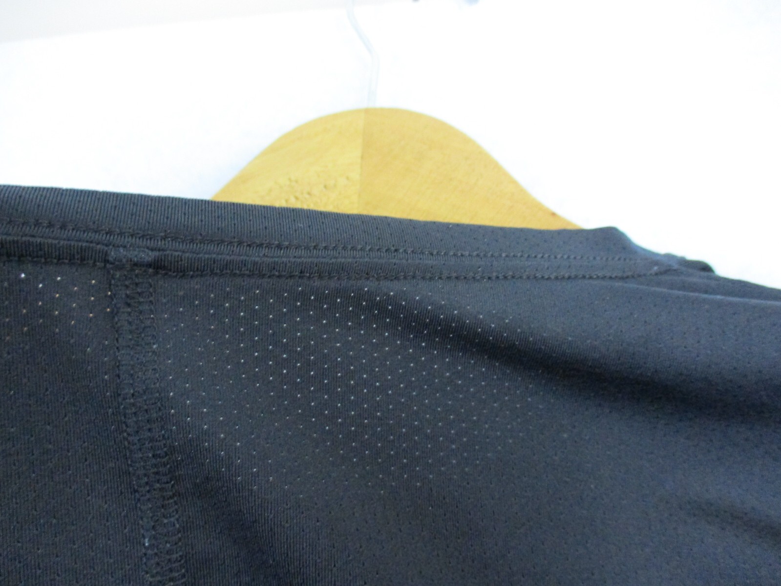 Under Armour Shirt Womens Large Black Mesh Base Layer Athletic Thumb Holes Logo