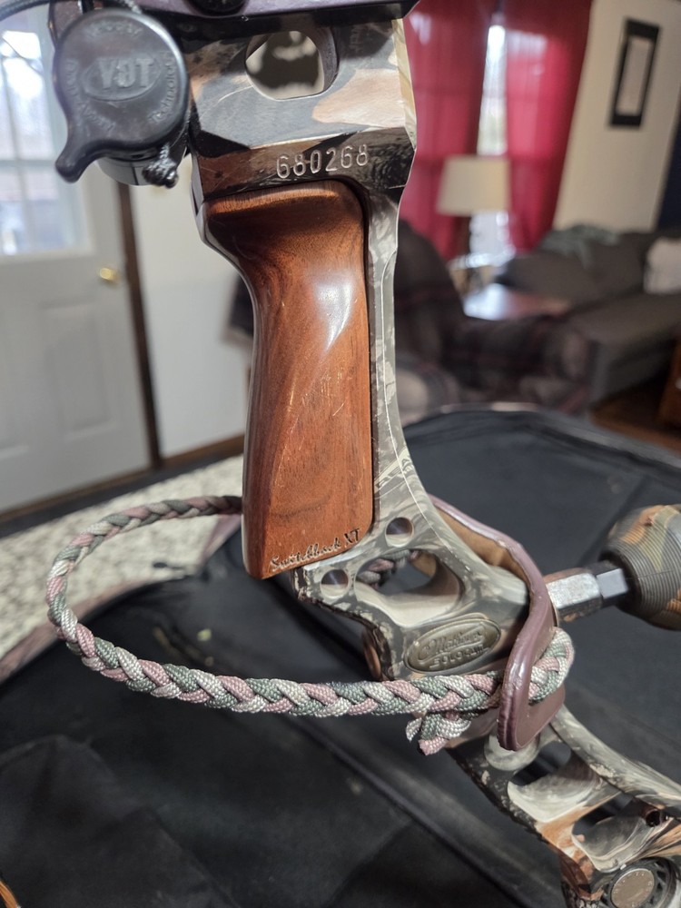 Mathews Switchback XT NEW GAS strings 70lb 29in Right Hand w/ Case & Arrows