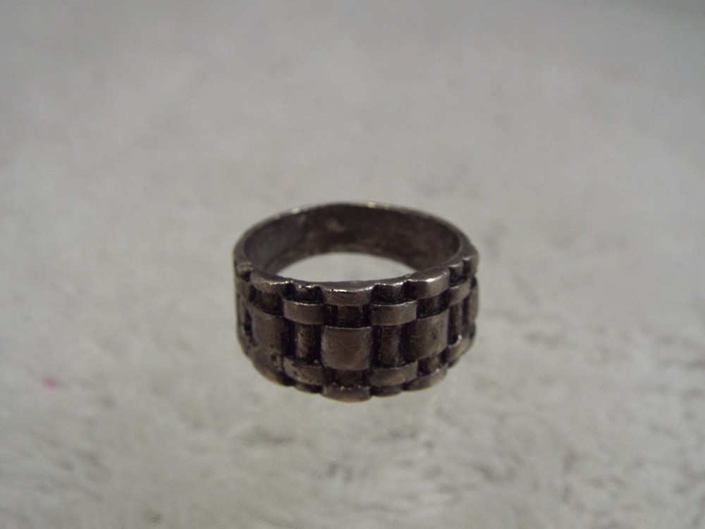 Silvertone Basketweave Band Ring ~ Size 7.5 (D18)