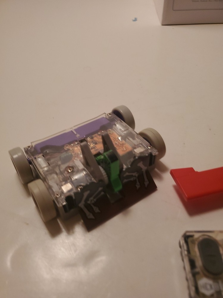 2 Hexbug Battlebots And 1 Remote Lot  Untested S1