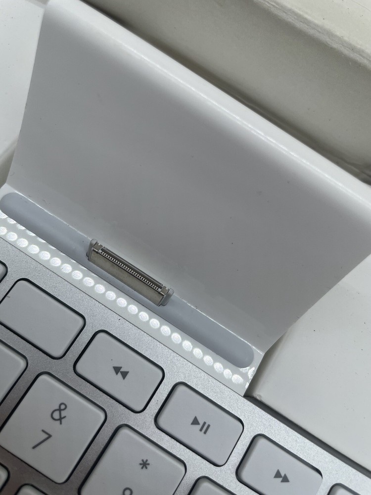 Apple iPad Keyboard Dock Model A1359 For iPad 1st 2nd 3rd Generation Used