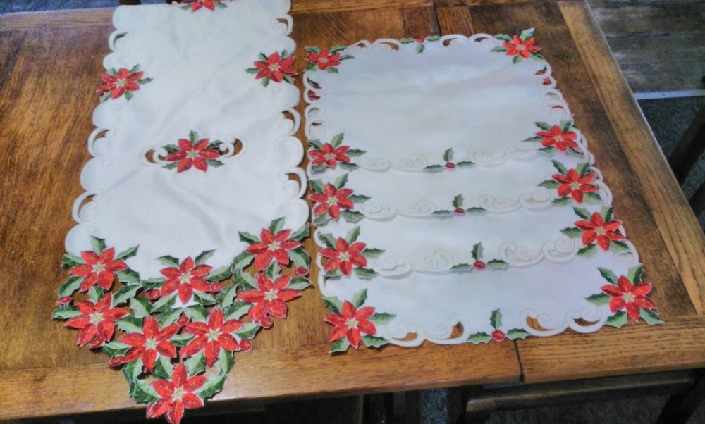 4 Cut Pointsetia Place Mats + Table Runner